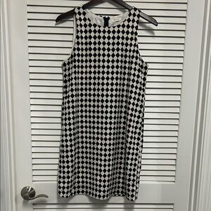 EVERLY Black and White Geometric Pattern Sleeveless Shift Dress